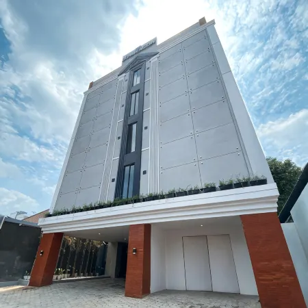 Dparagon Malioboro Отели рядом с достопримечательностью «Kotabaru»