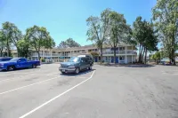 加州奧克蘭6號汽車旅館酒店-濱海大道 - 停車場