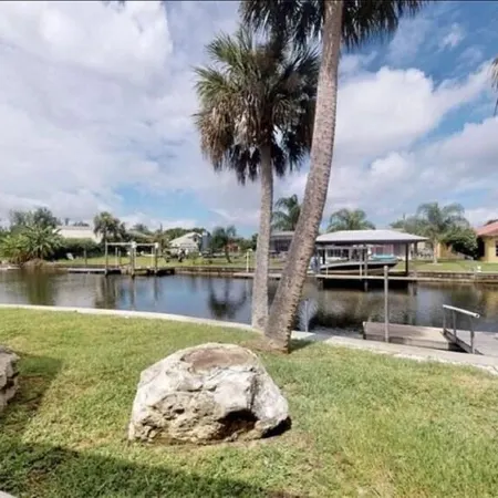 Spacious 3 BR 2 Bath House On Deep Canal With Screened Heated Pool