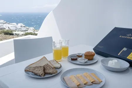 Feel Breeze Отели рядом с достопримечательностью «Paradise Beach»