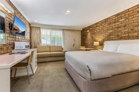 Golden Square Motor Inn