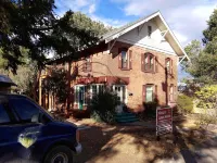 Bunk & Brew Historic Lucas House - Hostel Hotels in Bend