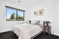 KozyGuru Pakenham Comfortable 4-Bedroom House