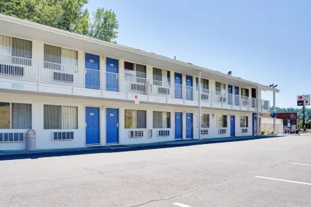 Motel 6 Kelso, WA - Mt. St. Helens Отели рядом с достопримечательностью «The Rutherglen Mansion»