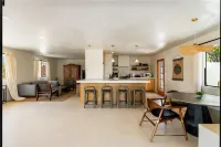 Spacious Retreat with Modern Amenities and Comfort - Charming Oasis