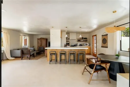 Spacious Retreat with Modern Amenities and Comfort - Charming Oasis