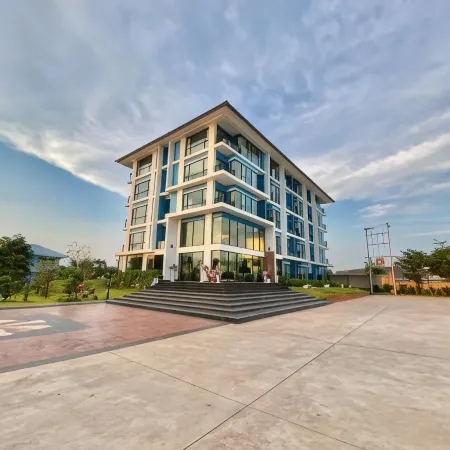 Arunsakhon Luxury Condo Отели рядом с достопримечательностью «Ват лонг Кхру»