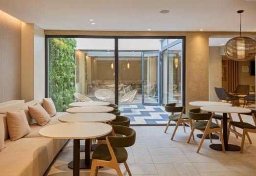 오미드 살다냐 호텔