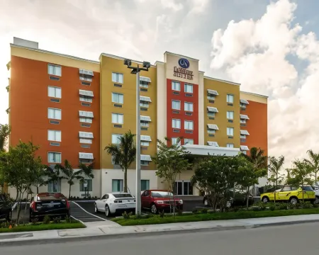 コンフォート スイーツ フォート ローダデール エアポート サウス & クルーズ ポート デイニアのホテル