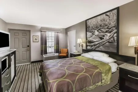 Super 8 by Wyndham Clinton Отели рядом с достопримечательностью «ТУРА Клинч Ривер Аксесс»