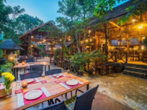 อาร์ต ริเวอร์วิว ลอดจ์ โรงแรมในอำเภอ พนม