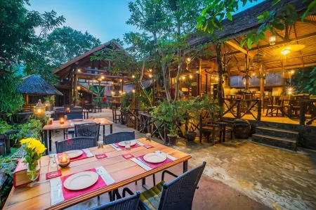 Art's Riverview Lodge Отели в г. Phanom