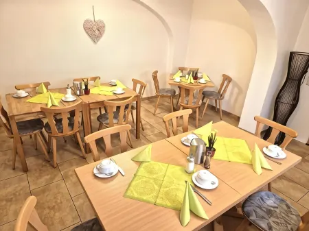 Hotel Meridian Отели рядом с достопримечательностью «Camping am Kühlhaus Görlitz - Alternativer Campingplatz trifft Industriekultur»