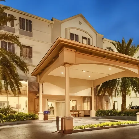 Best Western Plus Downtown Inn  Suites Отели рядом с достопримечательностью «Менил Коллекшен»