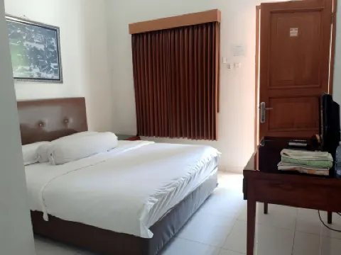 Griya Tenera Syariah Hotels near Jebres Train Station