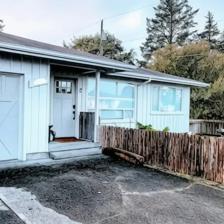 Downtown Designer Duplex close to Beach! Spa Tub, Sunroom, Game Room, EV & more!