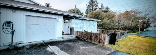 Downtown Designer Duplex close to Beach! Spa Tub, Sunroom, Game Room, EV & more!