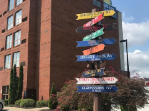 Days Inn & Suites by Wyndham Sutton Flatwoods Hotels in Braxton County