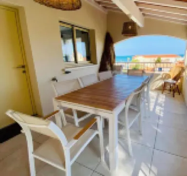 Magnificent villa facing the sea for 18 people