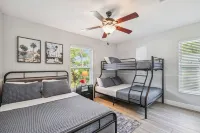 Heated Pool. 3-bedroom house 6.5 miles to honeymoon Island