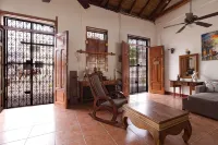 Charmed by La CalzadaPrivate home in the heart of Granada2Br/AC/WiFi/Kitchen - Homestays