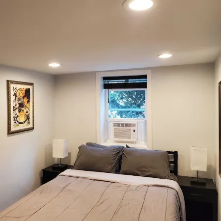 Cozy, Charming and Private Guest House Near JFK, LIRR, NYC! Отели рядом с достопримечательностью «Железнодорожная станция JFK Air Train»