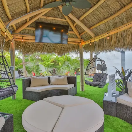 Cheerful 2-bedroom house with Putting Green!