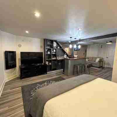 Spacious basement apt. Off-street parking, washer & dryer, kitchenette, sleeps 4 Rooms