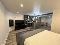 Spacious basement apt. Off-street parking, washer & dryer, kitchenette, sleeps 4 - 3-نجوم