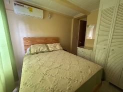 Hilltop Manor - Charming 2-bedroom Flat with AC, WiFi