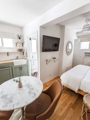 Bright and cozy modern studio steps from the beach - Kondo