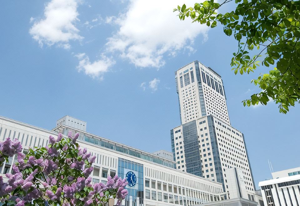 삿포로역 앞 도심 풍경과 인접 호텔