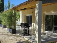 Gîte à la Campagne Dans un Parc Arboré Avec Piscine Hotels in Noves
