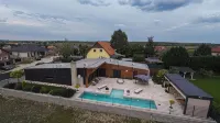 Amazing 3 bedroom villa with outdoor pool next to Budapest - Villas