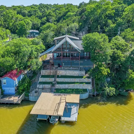 Lakeshore Lodge in peaceful Granbury