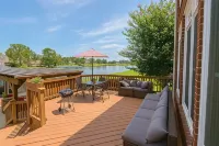 Lakefront Home for Families & Groups – Private Pool, BBQ, Kayaks, Fishing - 4 stjerner
