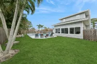 5-Bed Home with Pool & Mini Golf in Boynton Beach