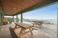 ST Pet Friendly Beachside Bungalow #1 & BBQ Grill - 주차장