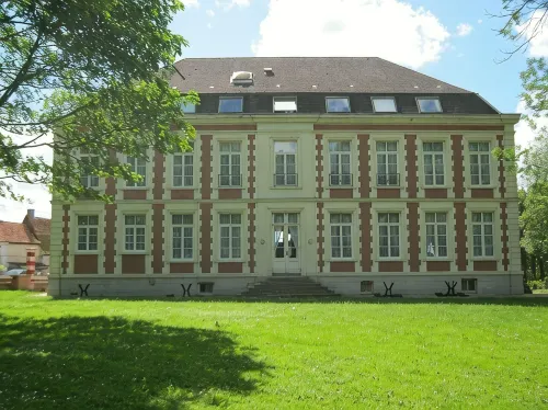 Chateau de Moulin le Comte - parking