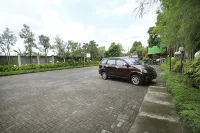 Savita Garden Inn - parkir