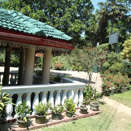 Lake Reach Hotel