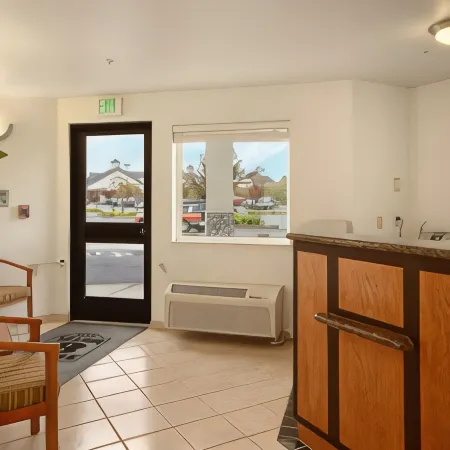 Super 8 by Wyndham Cloverdale Wine Country