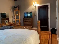 Jenny’s Suites, historic house in Welland, 20 minutes from Niagara Falls. Hotele w: Welland