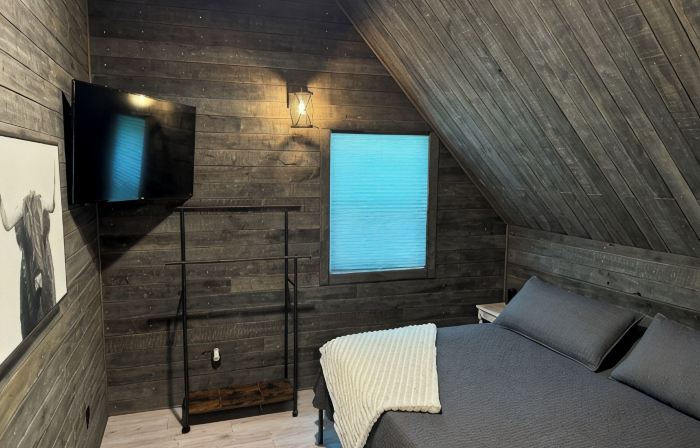 Charming barn in Glasgow, modern amenities, private setting close to downtown