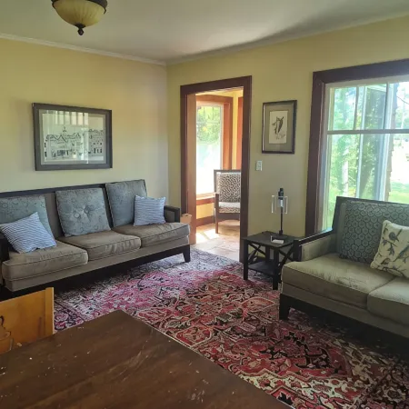 Vintage Island Home 2 Blocks From Town. 4 Bdrs, 2 Kitchens, 3 Bath. Can Sleep 14