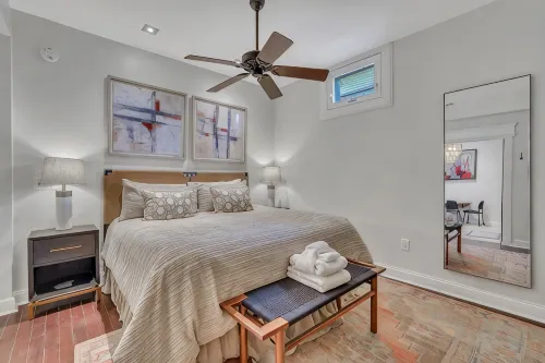 Chic 2-bedroom just 5 minutes' stroll from Forsyth Park with free parking! - บังกะโล
