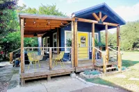 Luxury tiny cabin Pool & Hot tub minutes from Lake Travis and Lake Austin.