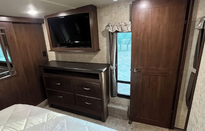 Cozy 2 bedroom RV with pool