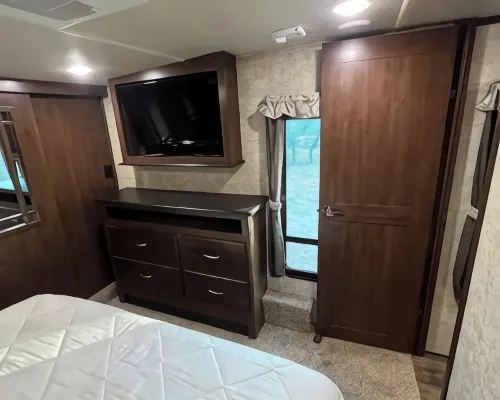Cozy 2 bedroom RV with pool 린더 호텔