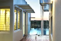 The Frames - Award-Winning Couples Retreat with Private Heated Pool, Spa & Sauna